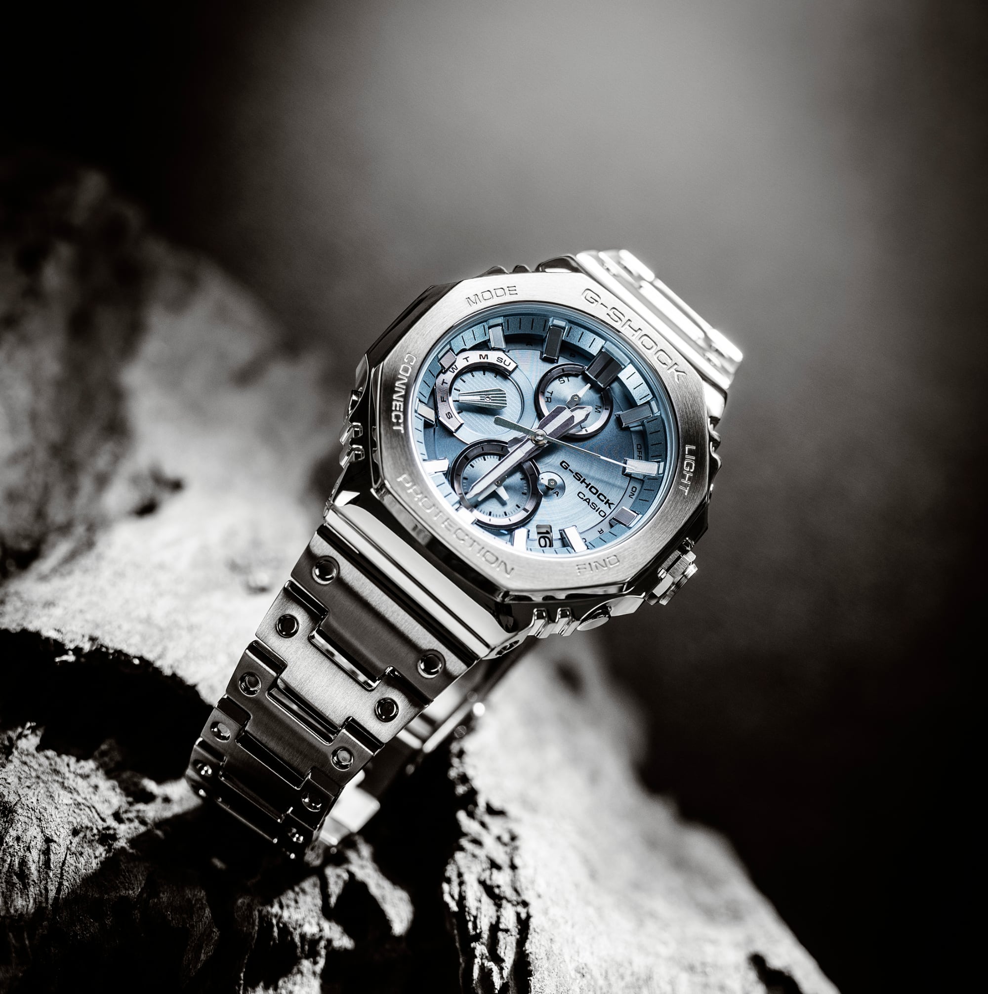Het zilveren G-Shock GMC-B2100AD-2A volledig metalen horloge met blauwe wijzerplaat. De afbeelding linkt naar de productpagina.