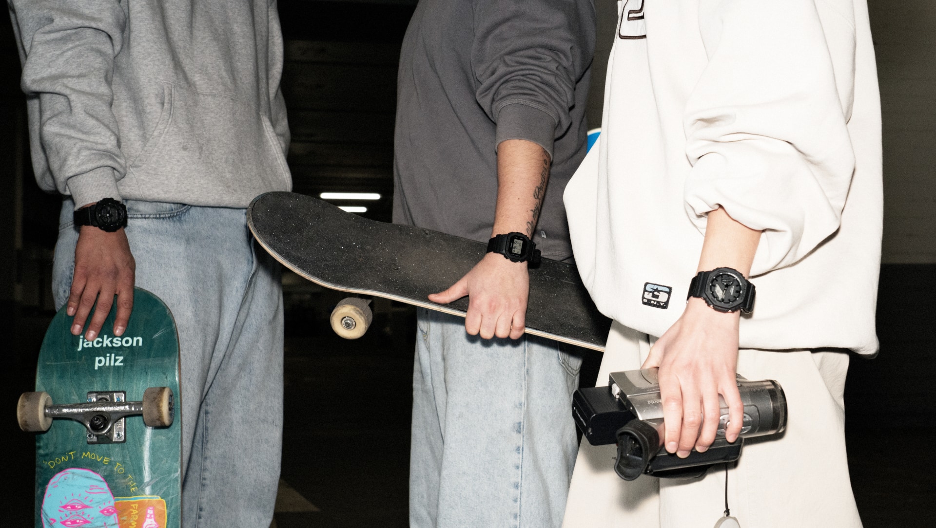 De G-SHOCK Black Utility Series om drie polsen van sportief geklede schaatsers.