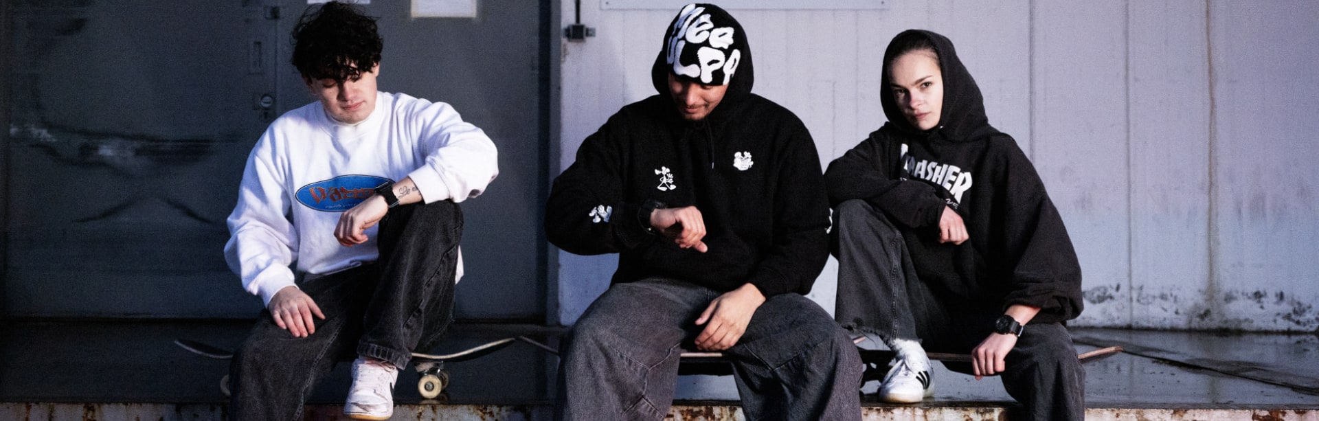 Drie jonge skaters dragen de G-Shock Utility serie in het zwart.