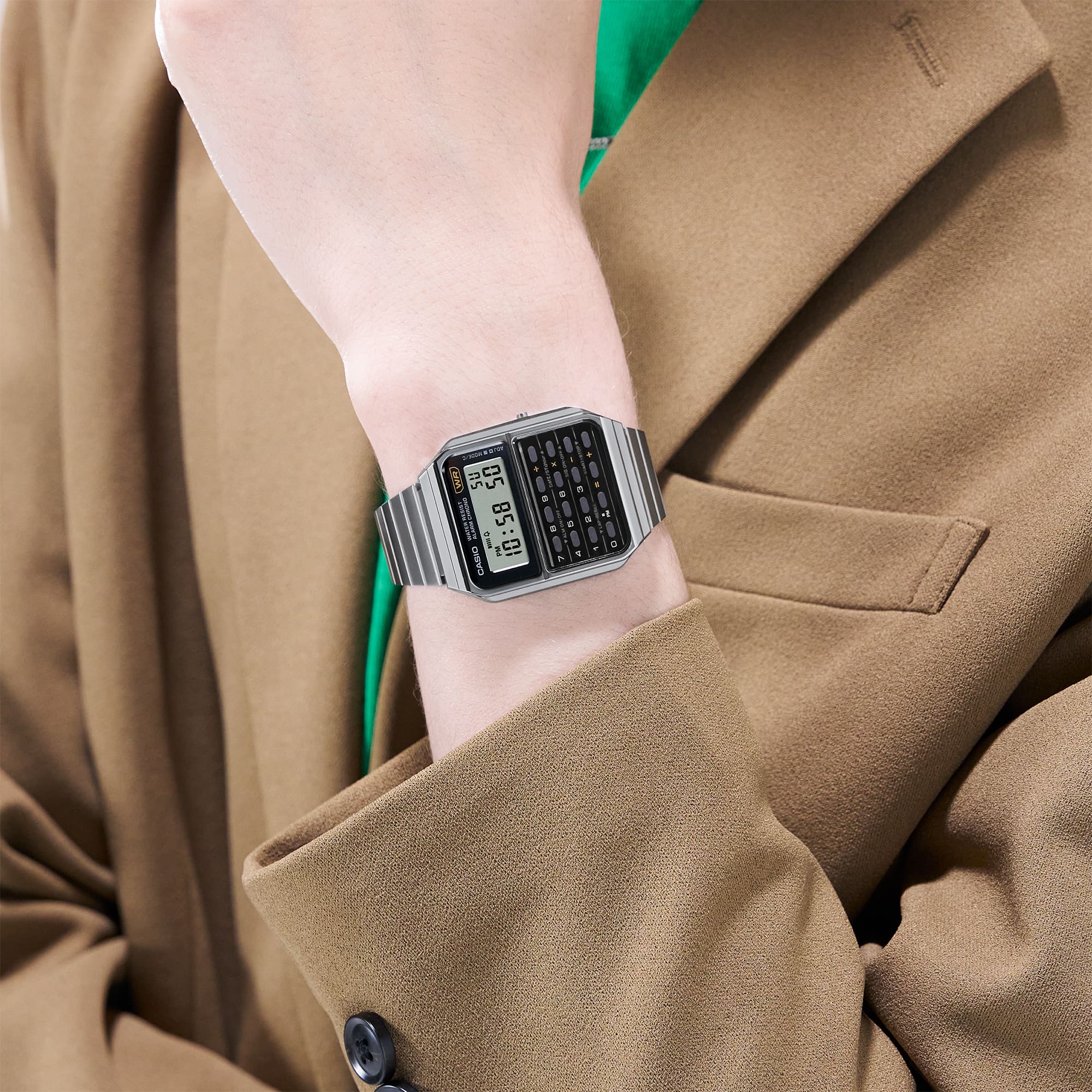 Het digitale polshorloge CA-500WE-1A uit de CASIO Edgy Collection in een hoekig gadgetontwerp aan een slanke pols