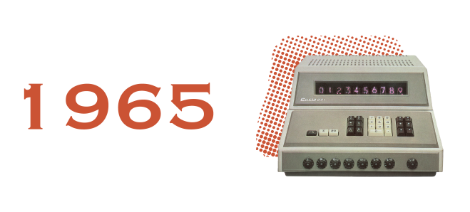 1965: A calculadora de secretária quadrada da CASIO em cinzento-bege com um visor estreito e teclas brancas e pretas.