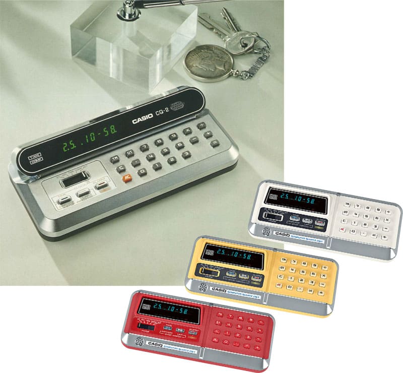 A combinação de calculadora e relógio CQ-1 e CQ-2 numa mesa em vermelho, amarelo e branco