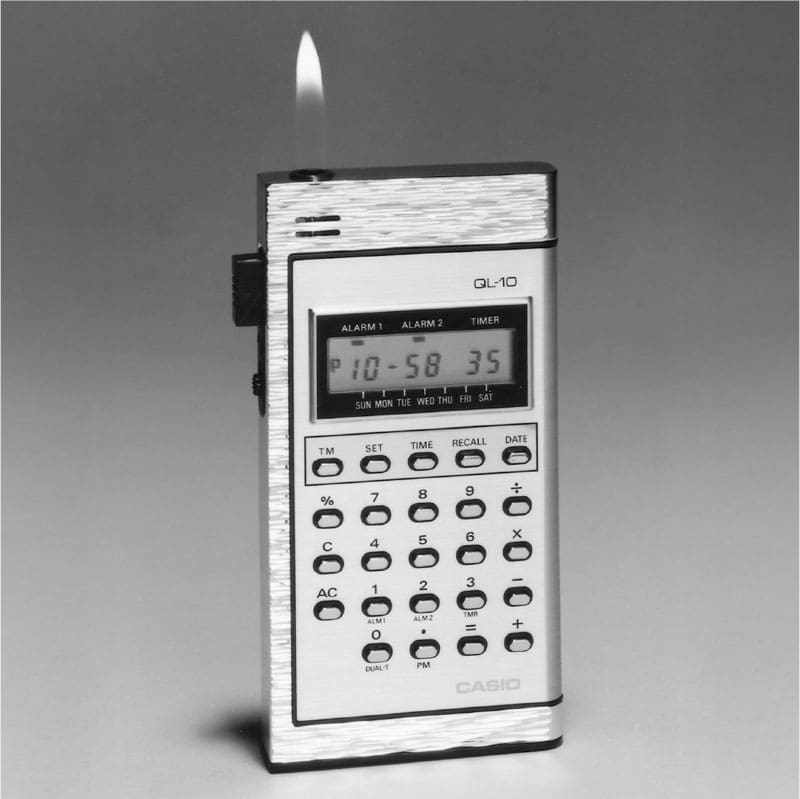 Calculadora CASIO QL-10 cinza-prateada em formato retrato com tela estreita e isqueiro integrado