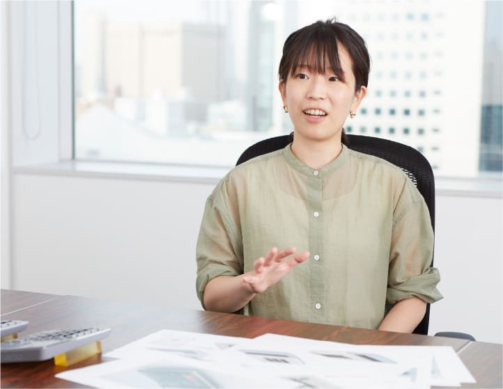 A programadora de hardware Kanako Kumira senta-se à secretária no seu escritório.