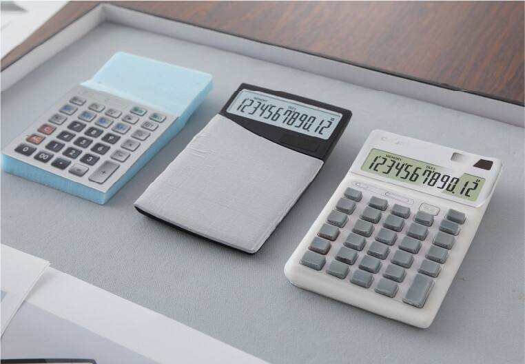 Vários protótipos da calculadora ergonómica, um ao lado do outro