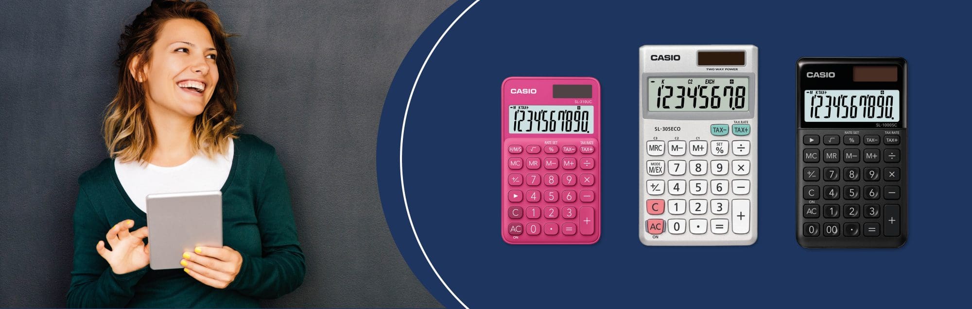 Imagem de três calculadoras de bolso de escritório CASIO, ao lado de uma mulher com uma calculadora na mão.