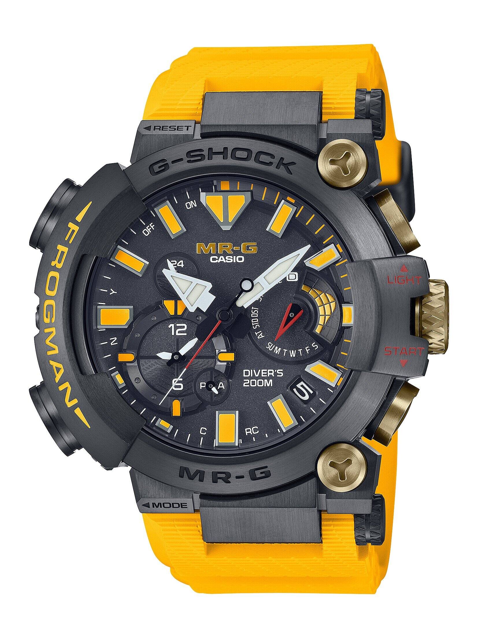 Relógio de pulso G-Shock Frogman com bracelete amarela chamativa e detalhes amarelos no mostrador.