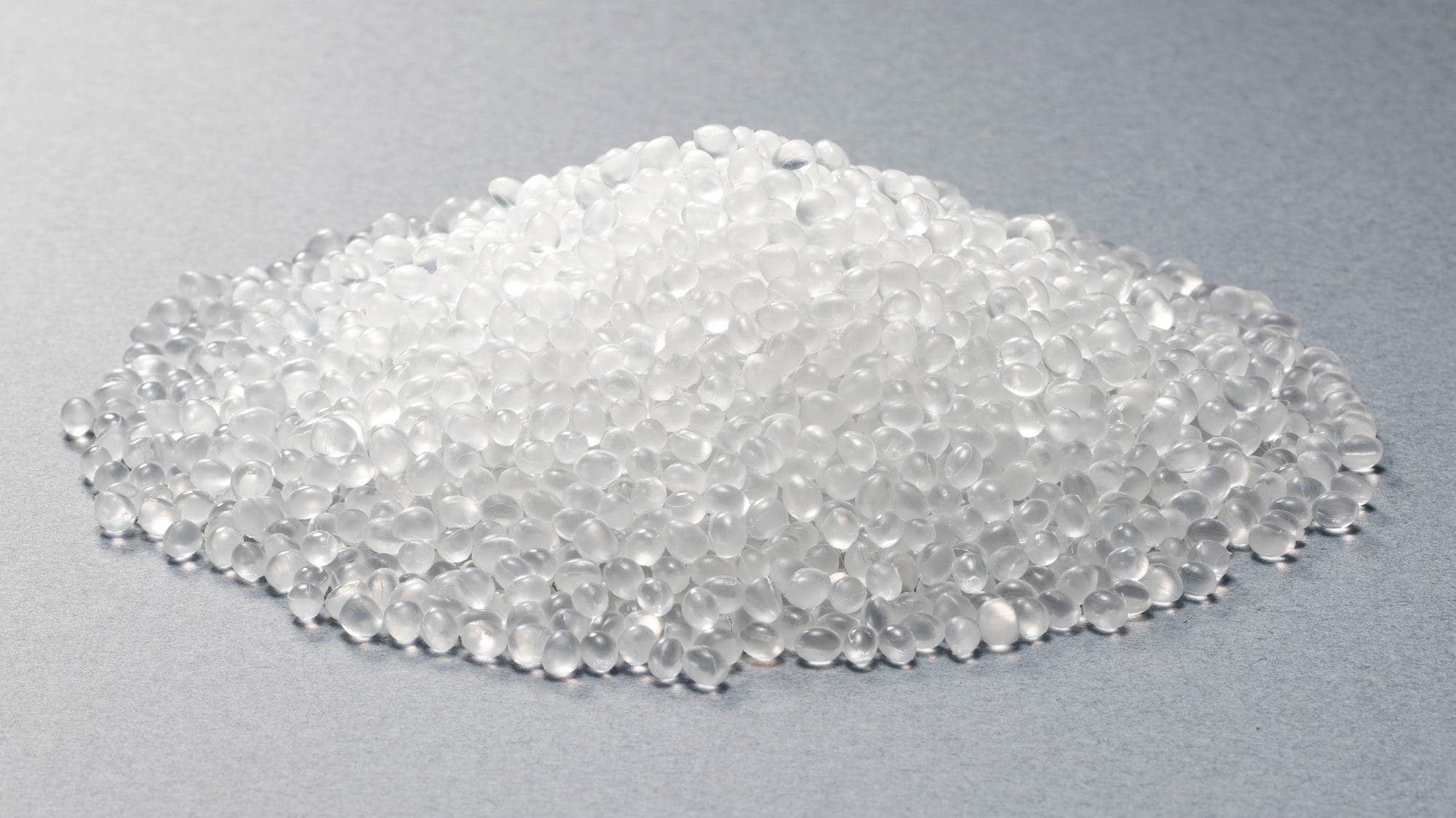 Uma pequena pilha de grânulos de bioresina