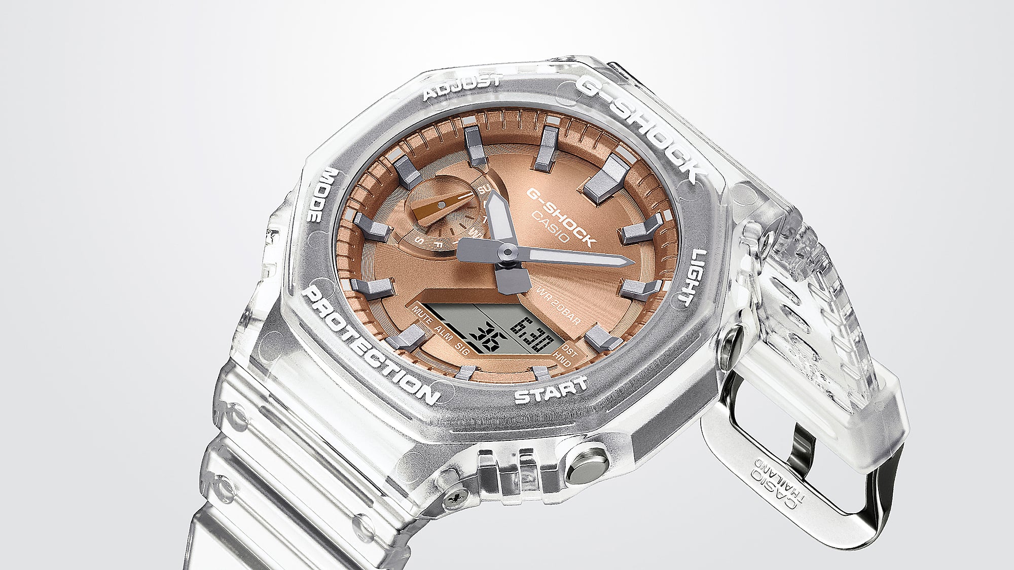 O GA-2100BM-7A5ER com mostrador em ouro rosa e bracelete em resina transparente.