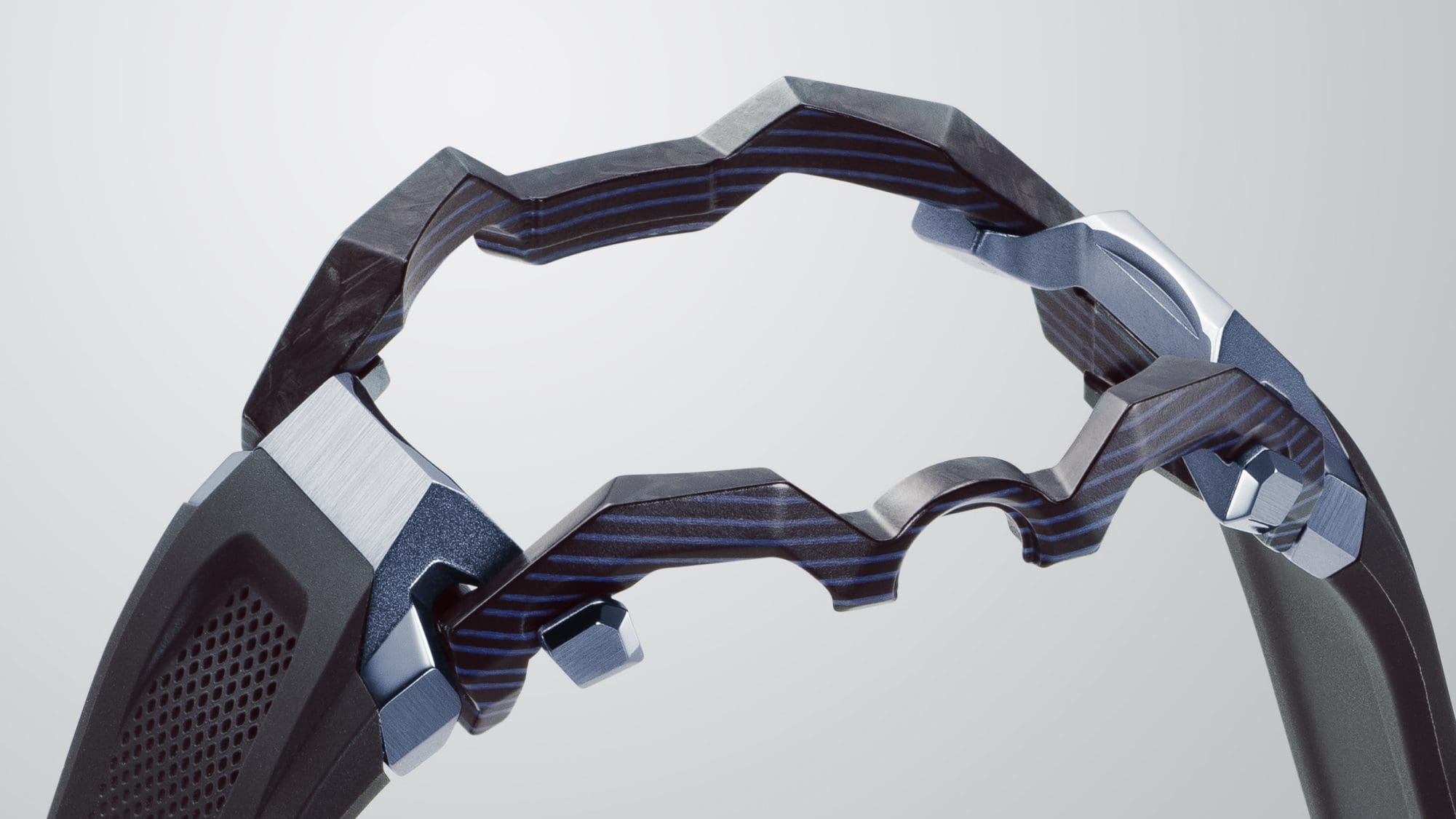 The frame design of the MTG-B4000B-1A2ER, which combines carbon and stainless steel.