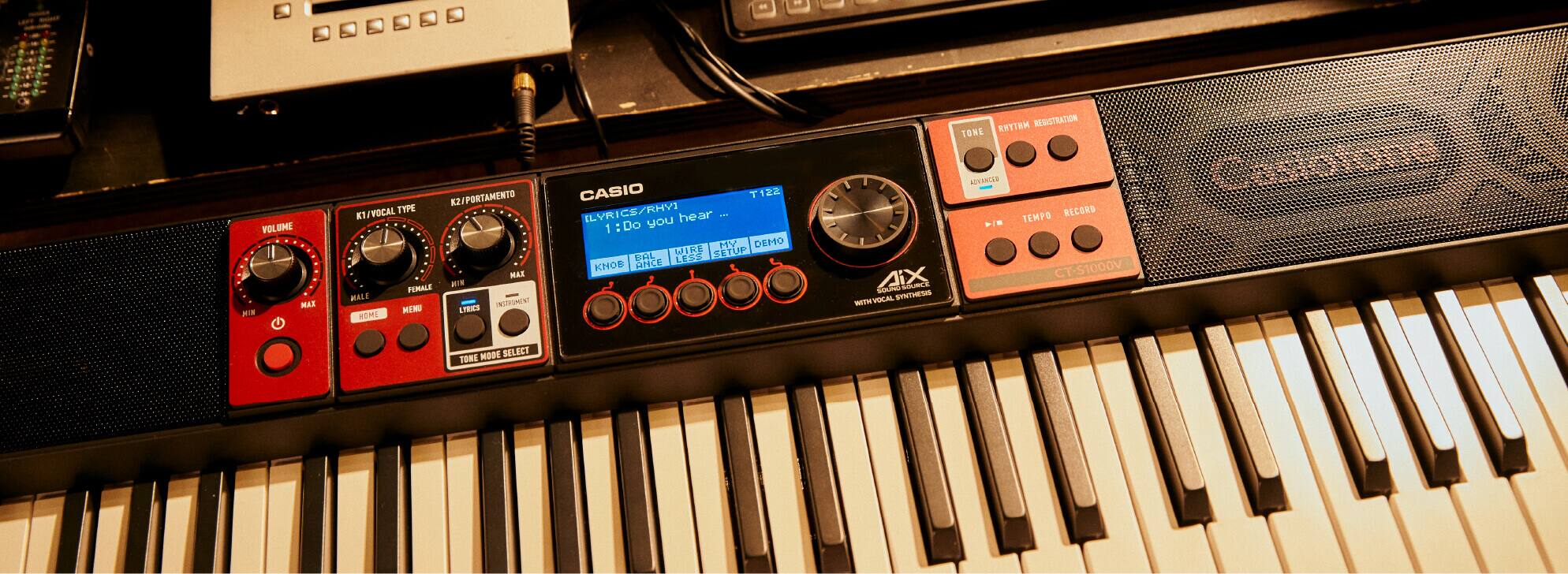 Grande plano do teclado Casiotone CT-S1 com destaques a vermelho