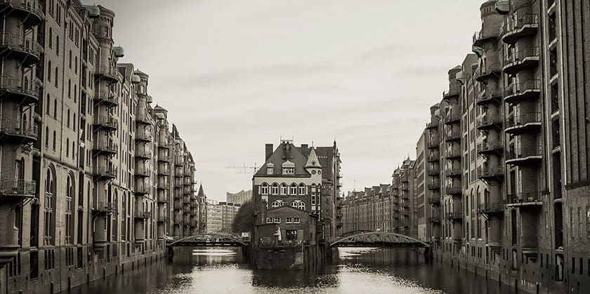Foto a preto e branco da Speicherstadt, em Hamburgo