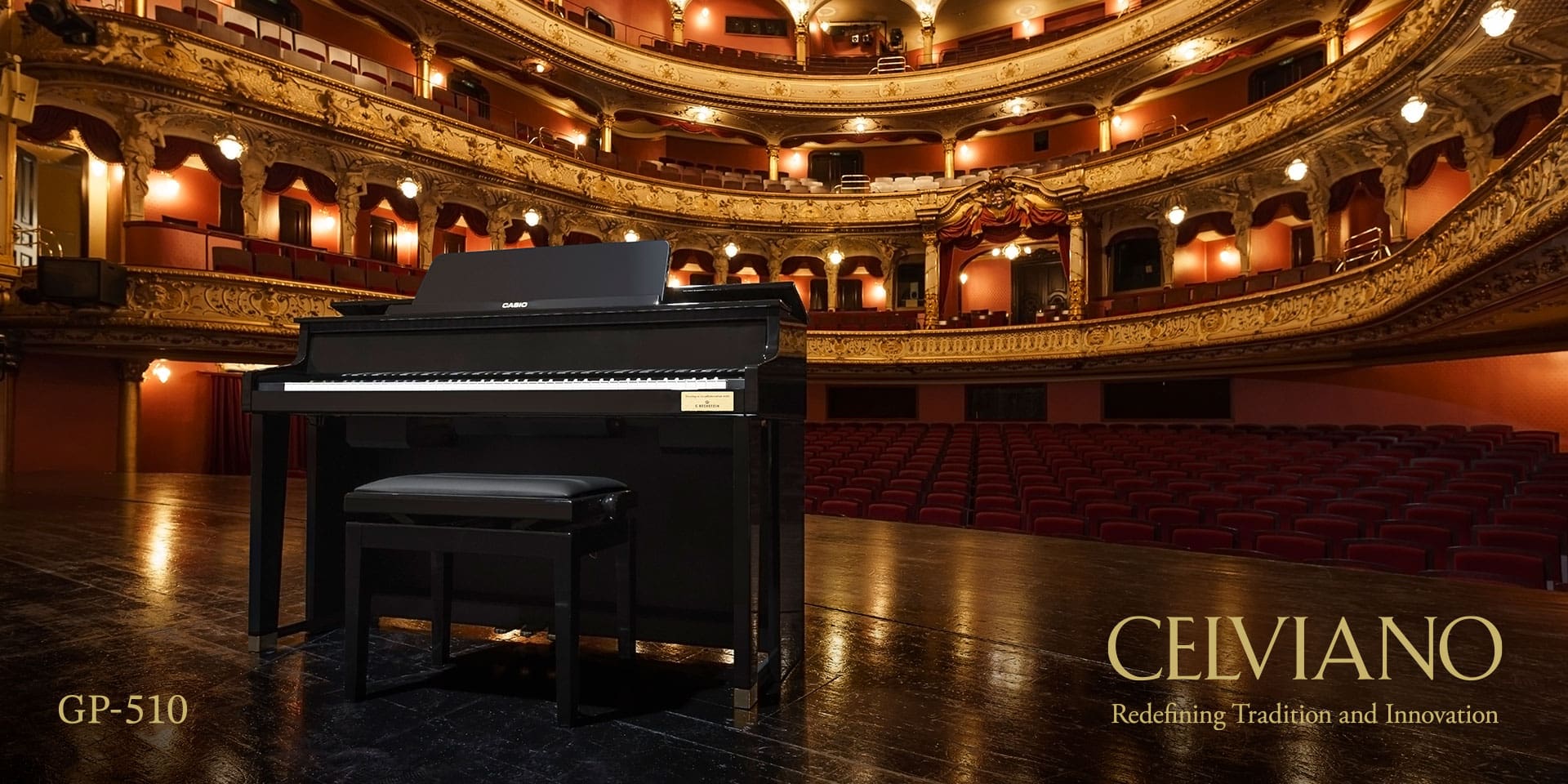 O piano Celviano preto num palco de um teatro, link para a página da marca Celviano.