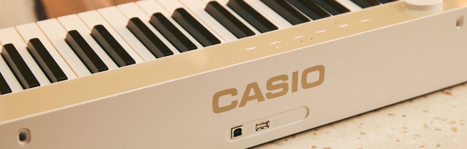 O Privia PX-S1100MB na variante de cor Mellow Beige. A imagem tem uma ligação para a página do produto.