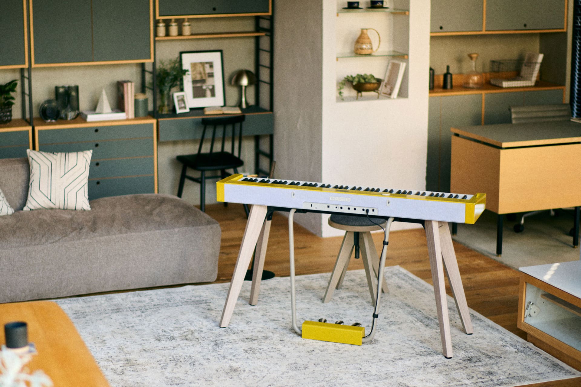 O Privia PX-S7000 amarelo mostarda numa sala de estar.