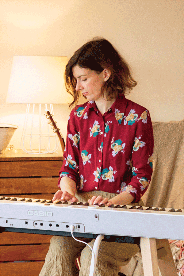 A fundadora da Calla, Calla Haynes, de Paris, toca no seu piano Privia branco. A imagem tem um link para a página Life with Privia dela.