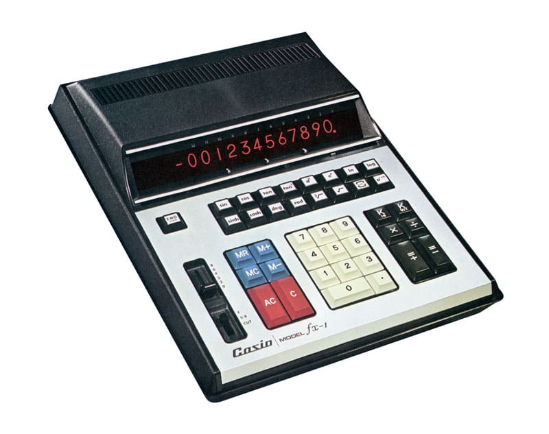 A primeira calculadora scientifix fx-1 da CASIO com um pequeno ecrã e múltiplas funções