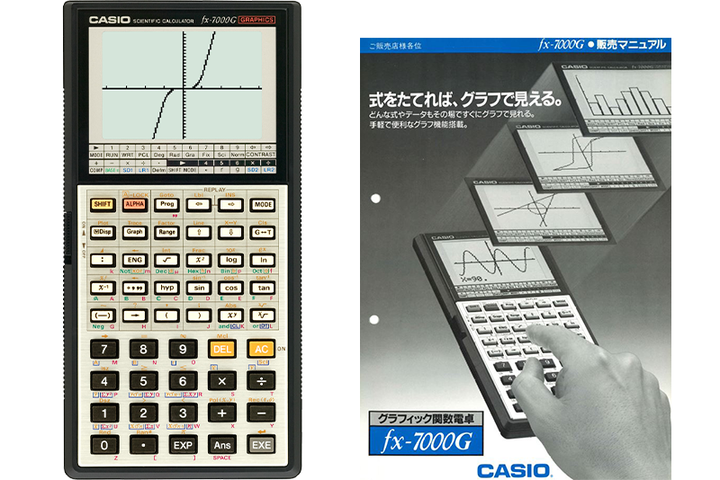 A calculadora gráfica fx-7000G ao lado de um cartaz antigo / manual de vendas da calculadora
