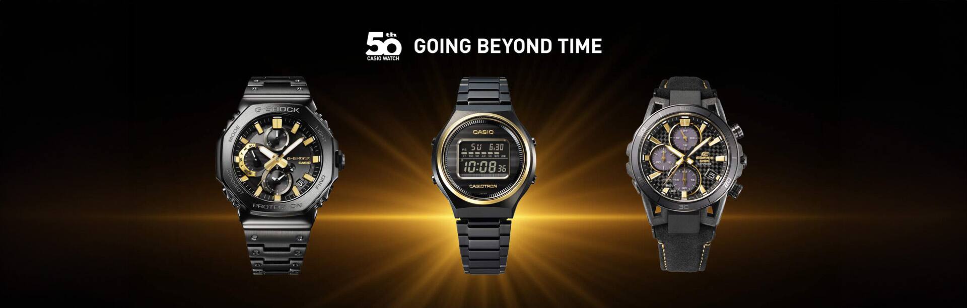 Três modelos para o 50.º aniversário do relógio CASIO lado a lado: G-SHOCK, CASIOTRON e EDIFICE com braceletes pretas e detalhes dourados no mostrador