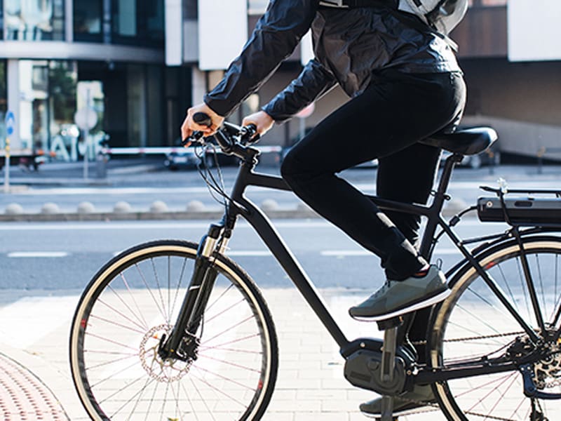 Um ciclista no trânsito
