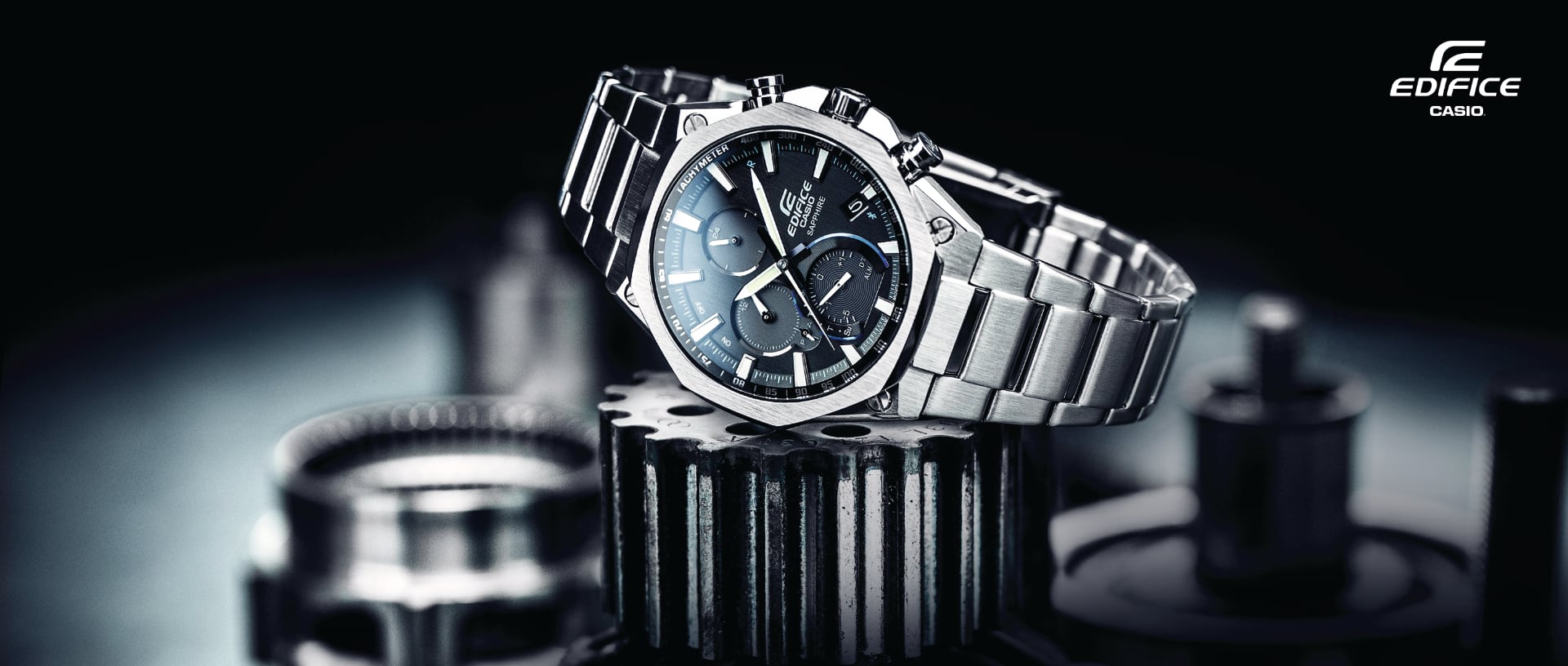 O relógio de pulso Edifice EQB-110D com bracelete prateada e mostrador analógico