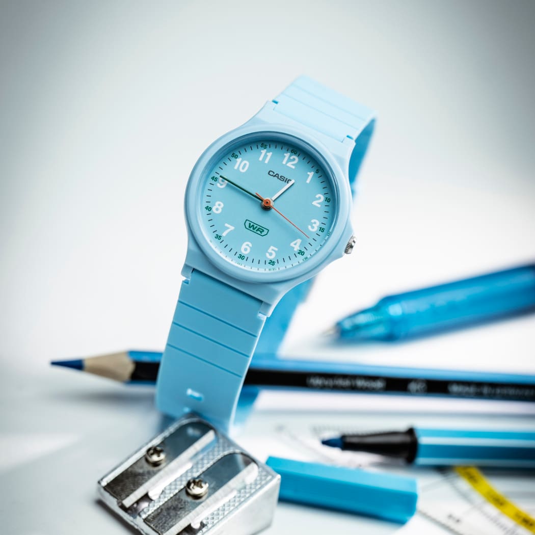O relógio de pulso azul LQ-24B-2BEF em azul claro da coleção CASIO TIMELESS COLLECTION.