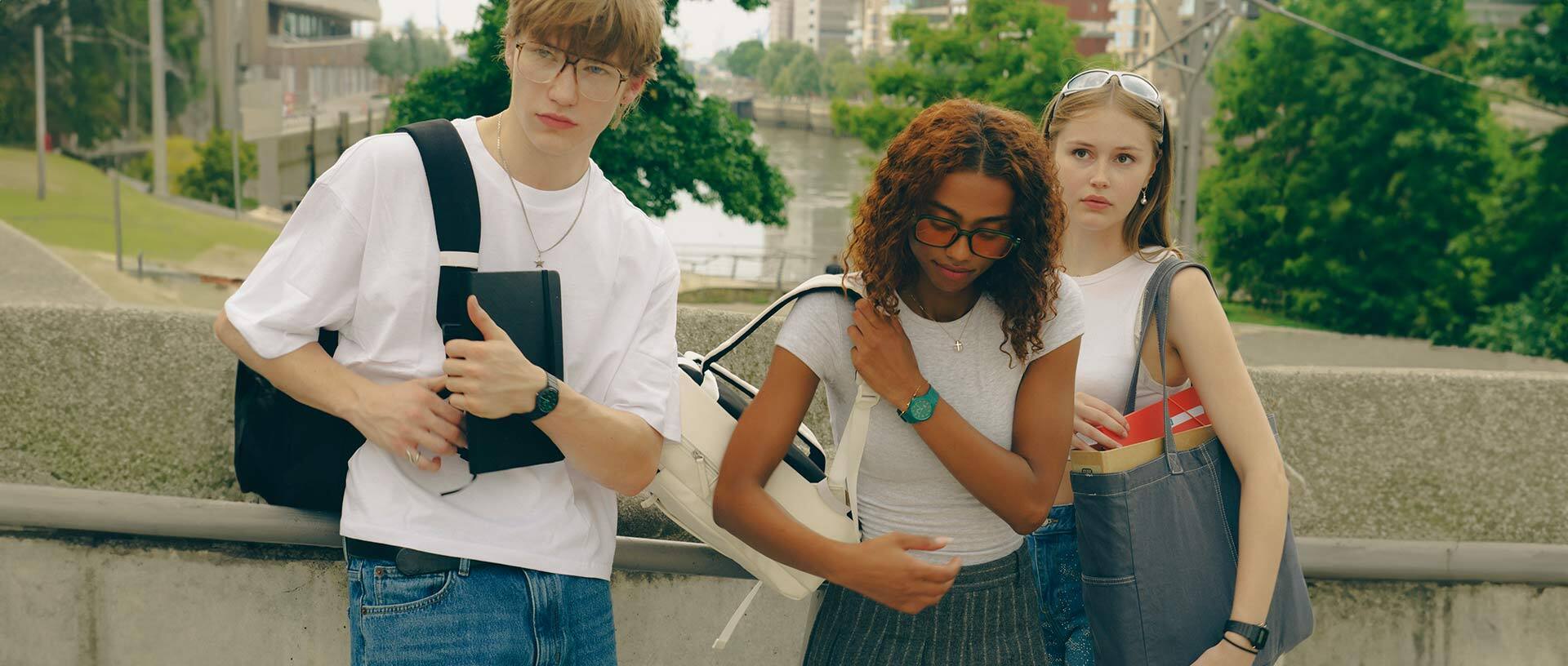 F-91WB, MQ-24B nos pulsos de três estudantes no parque. Os três modelos transportam um saco de mão ou uma mochila com pastas