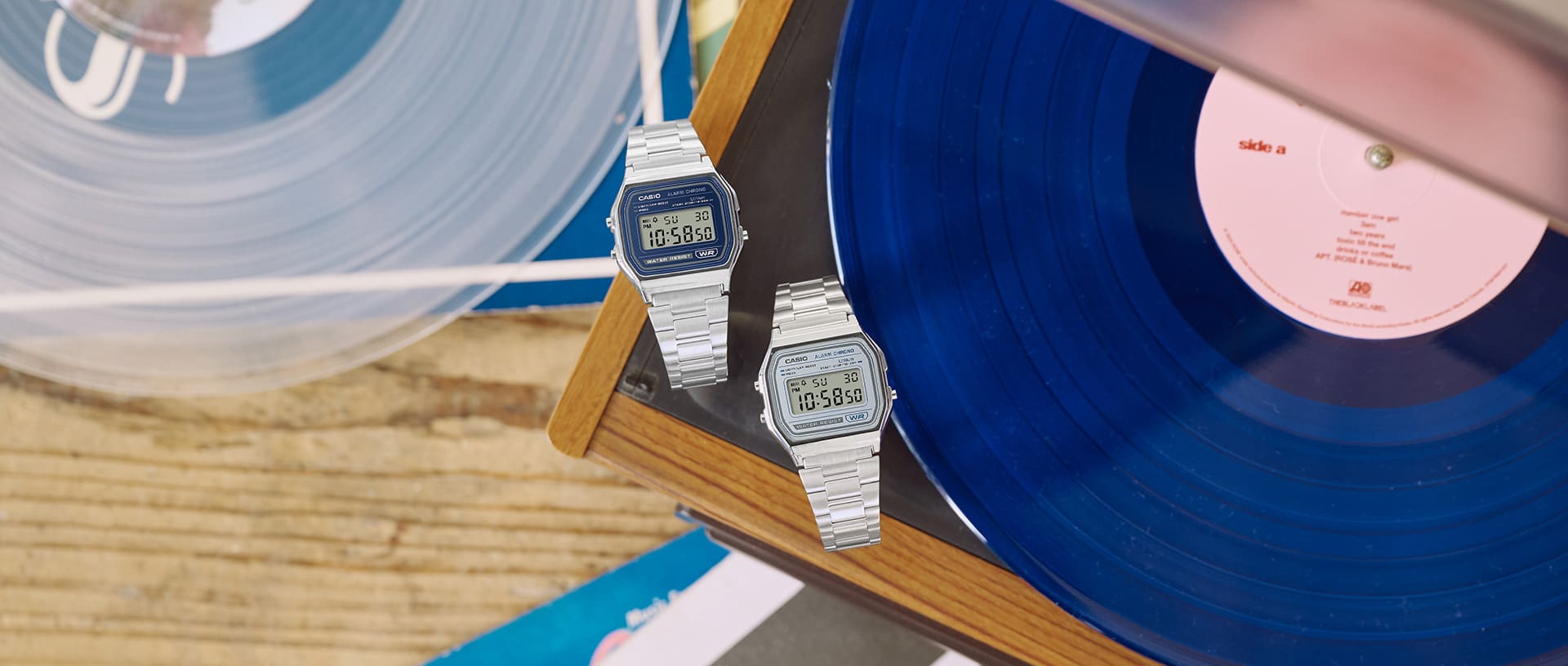 O relógio de pulso CASIO Vintage Collection A158W com mostrador digital e bracelete prateada.