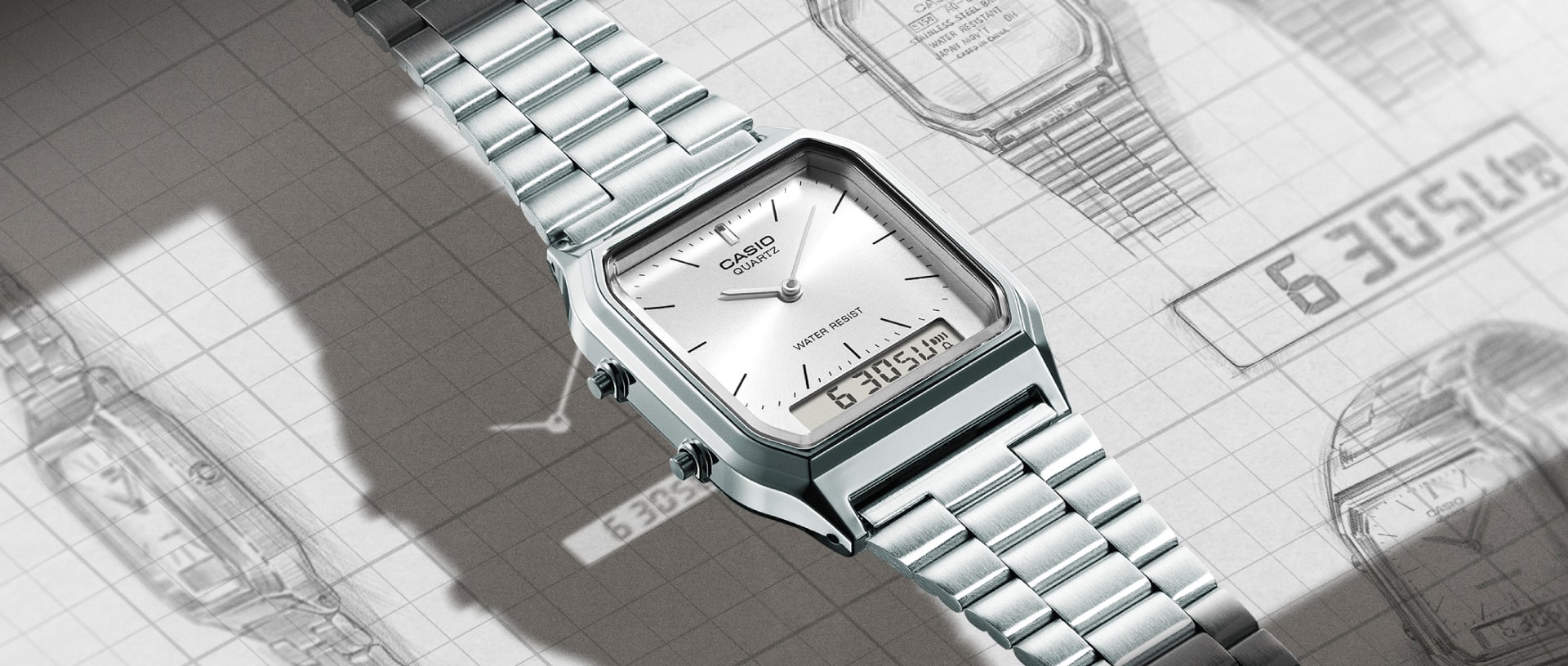 O relógio analógico AQ-230 com uma bracelete prateada e um mostrador branco cintilante numa folha com esboços do relógio