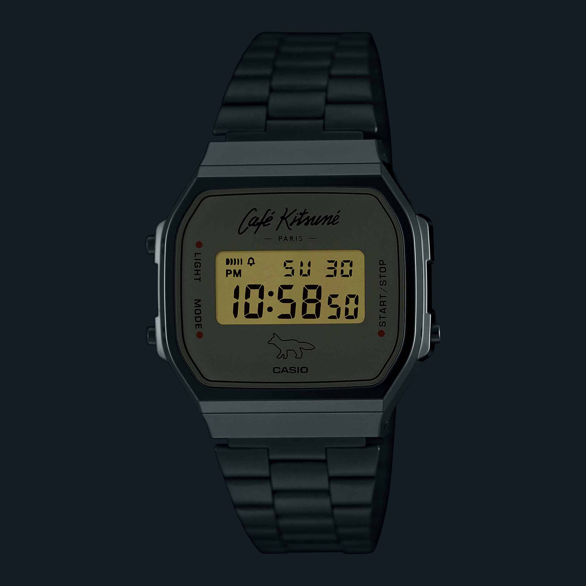 O relógio digital CASIO Vintage A168WECK-7A no escuro com luz LED amarela