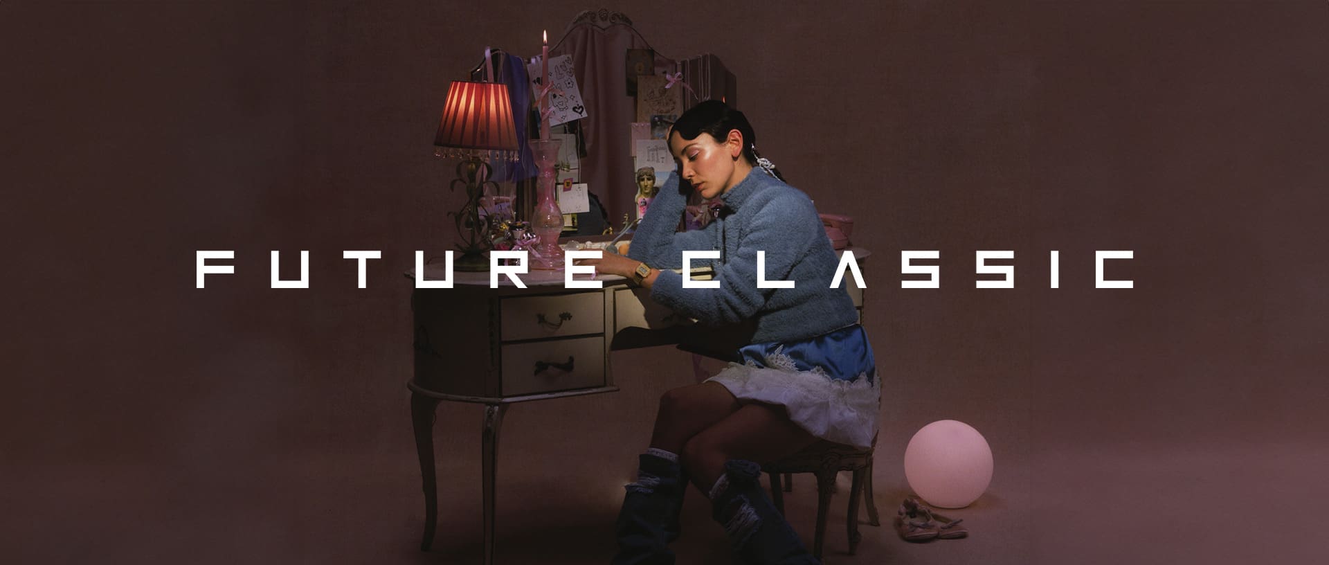 Uma modelo sentada à secretária com o relógio A168 CASIO VINTAGE COLLECTION no pulso. 