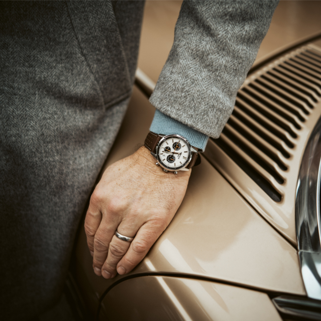 O EFR-575L-7AEF da série EDIFICE New Classic em castanho e branco.