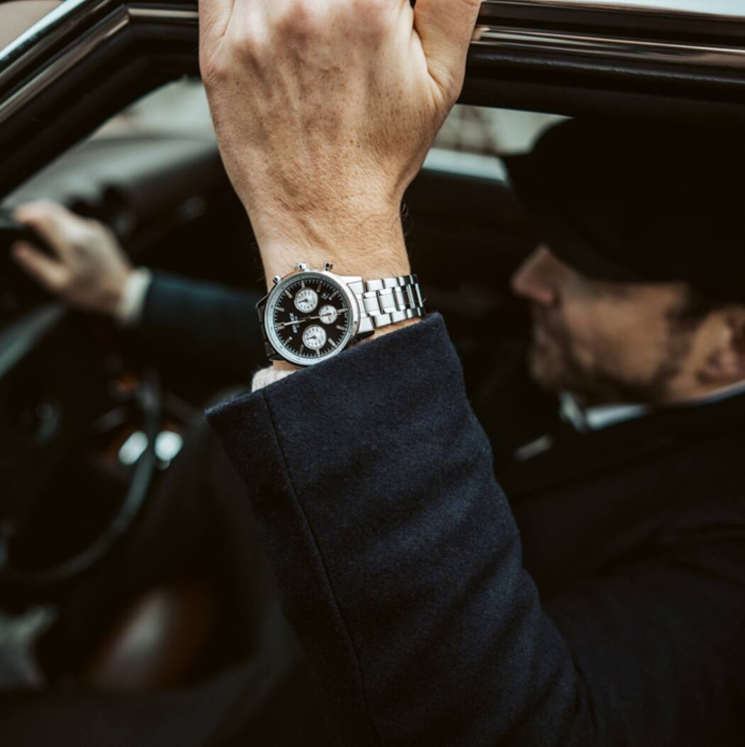 O EFR-575D-1AEF com um mostrador preto e uma bracelete prateada.