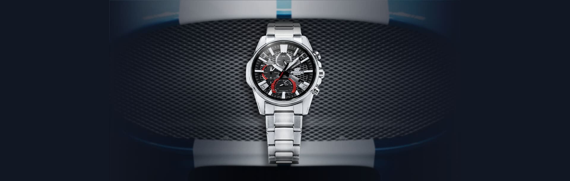 O cronógrafo EDIFICE EQB-1200 com bracelete prateada, mostrador analógico redondo e detalhes em vermelho.