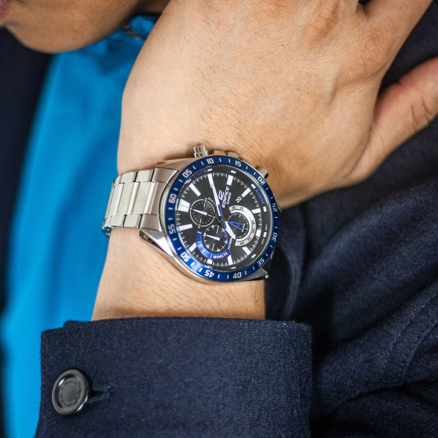 Grande plano de um homem vestindo um fato azul com o EDIFICE EVF-620D-1A2 no braço