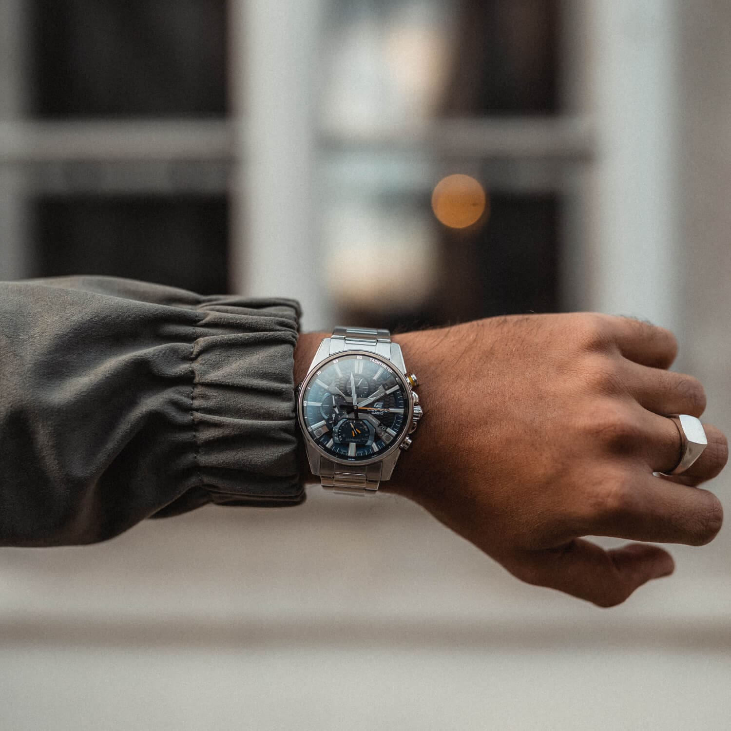 O Edifício EQB-1200-2A no pulso de um homem