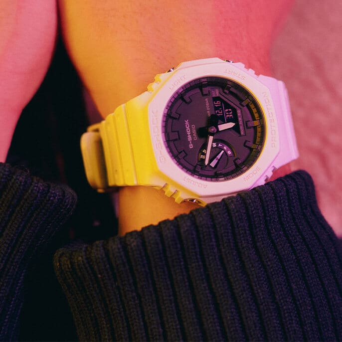 Modelo G-Shock Classic GA-2100 em branco num pulso. A imagem tem um link para a secção dos modelos GA-2100.