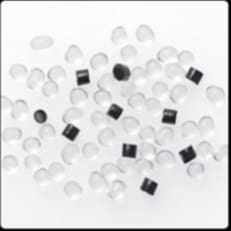 Vista detalhada dos pellets de uretano transparentes e pretos