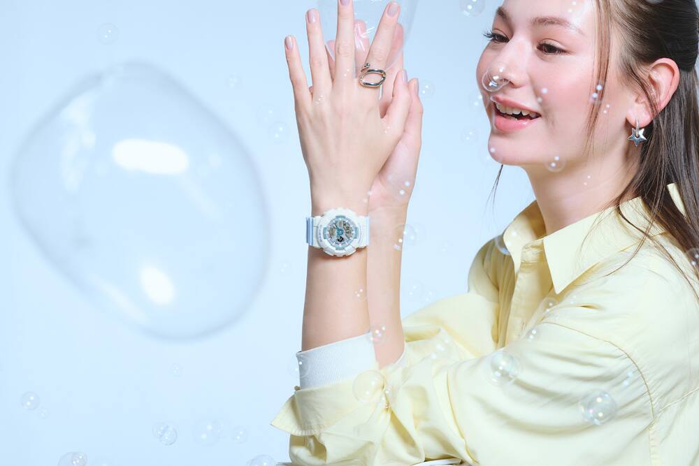 Bust-up photo of a girl wearing the BA-110PD-2A on her wrist.