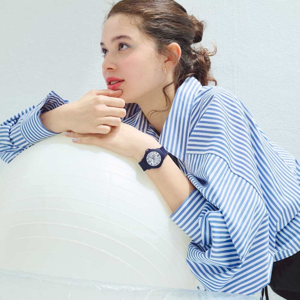 BGA-15K-2Aをつけた女性の上半身のアップ