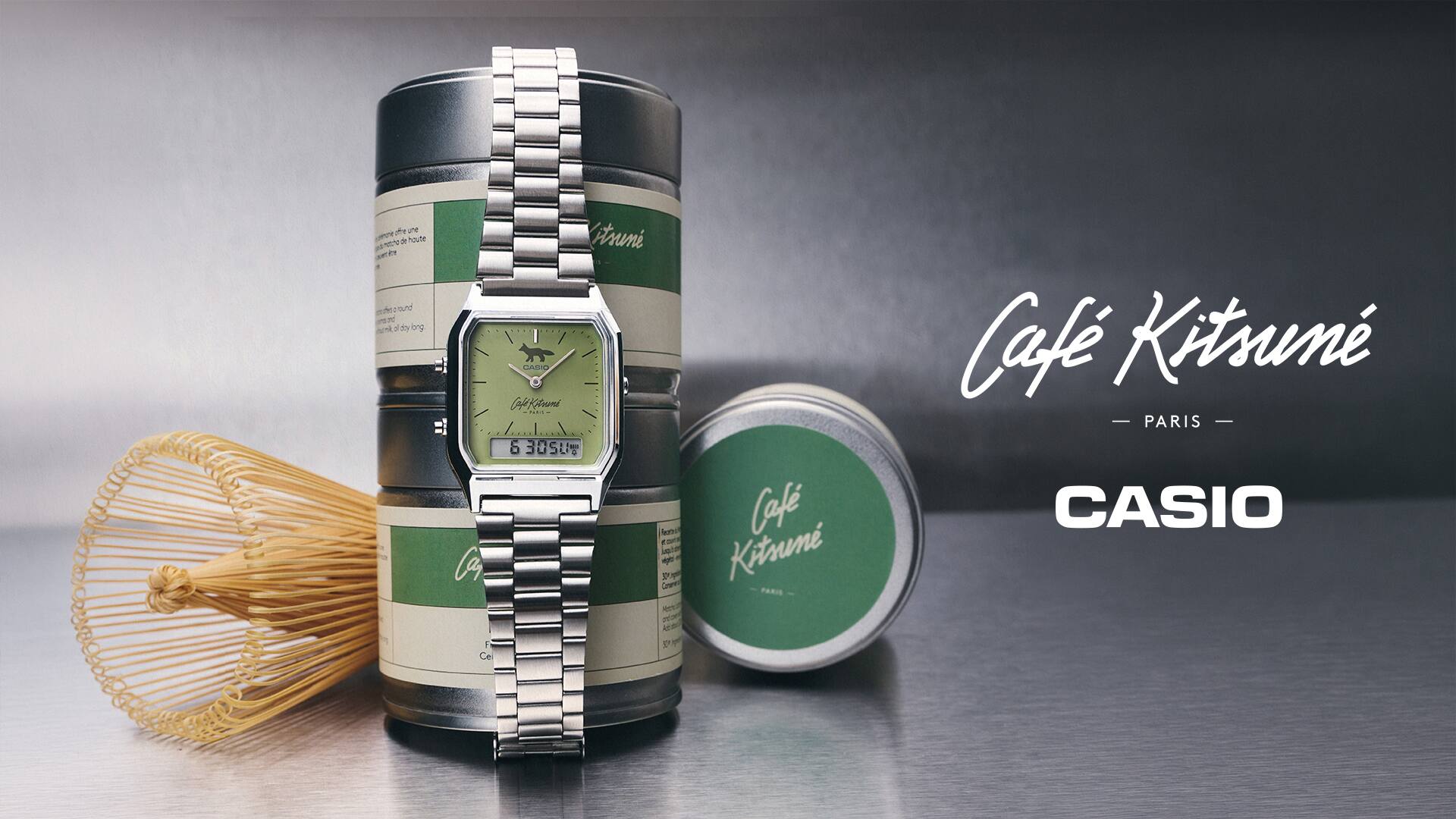 ภาพหลักที่ 2 ของนาฬิกาที่ CASIO ร่วมมือกับ Café Kitsuné รุ่น AQ-230ECK-3A ที่สวมรอบแก้วกระป๋องมัทฉะ
