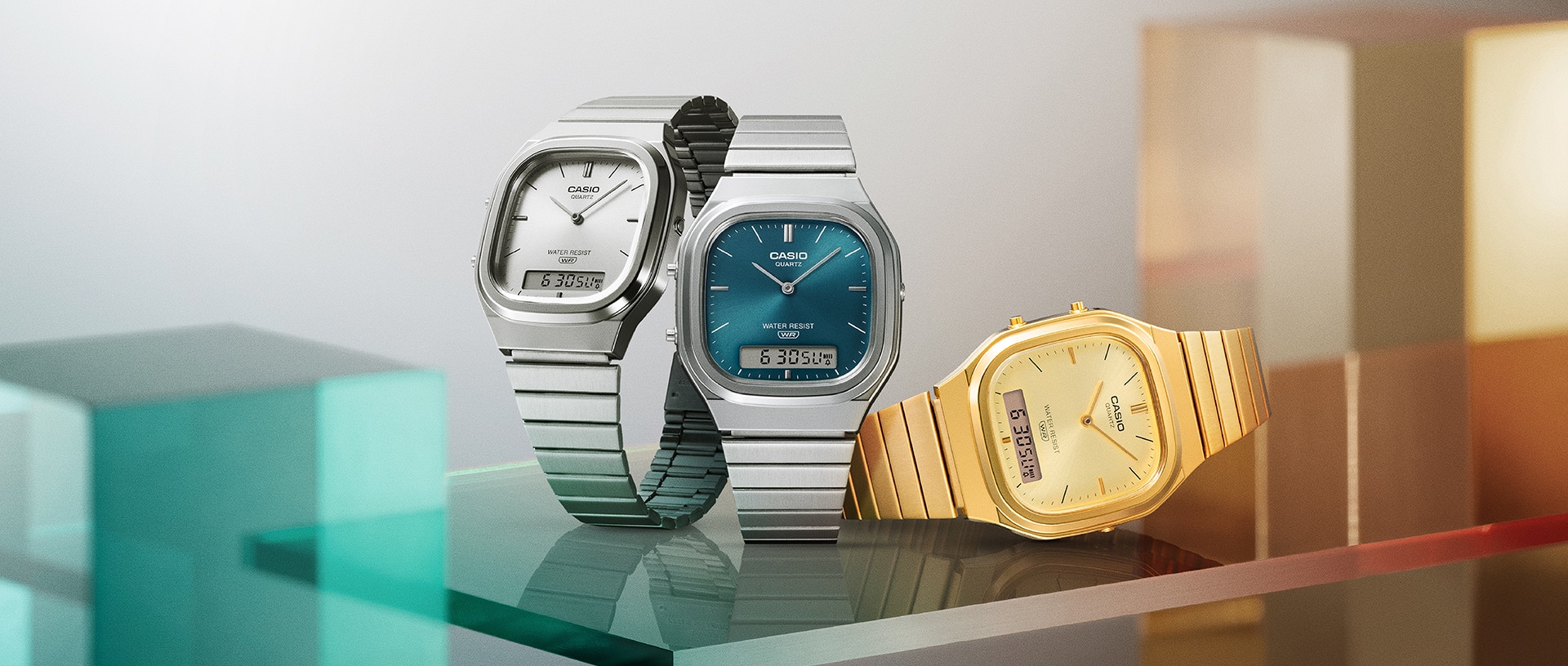 ภาพนาฬิกา AQ-240 ในสีเงิน น้ำเงิน และทอง