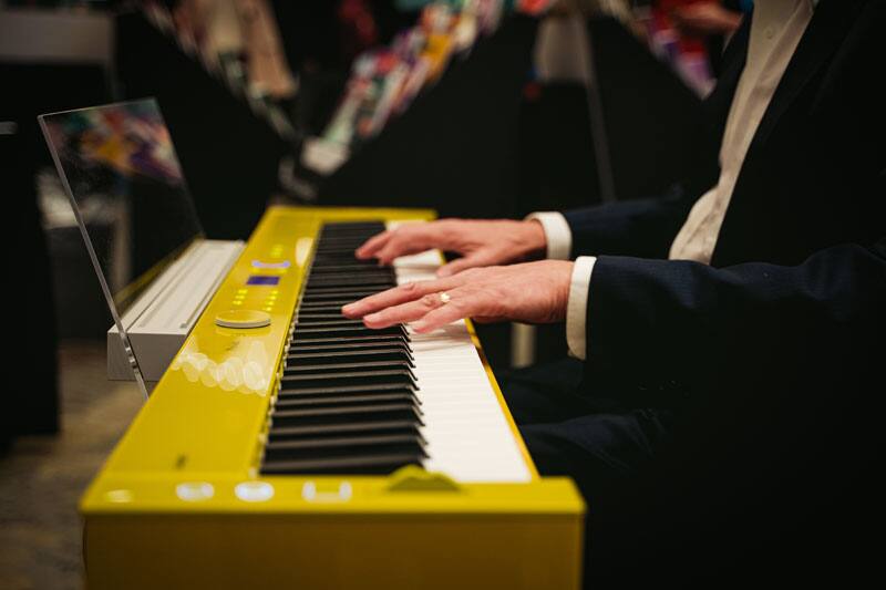 Randall Privia çalıyor