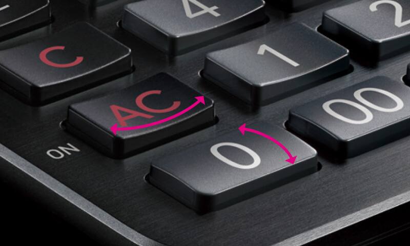 按鍵配置和形狀經過設計，方便操作。凹鍵、凸鍵的外觀。