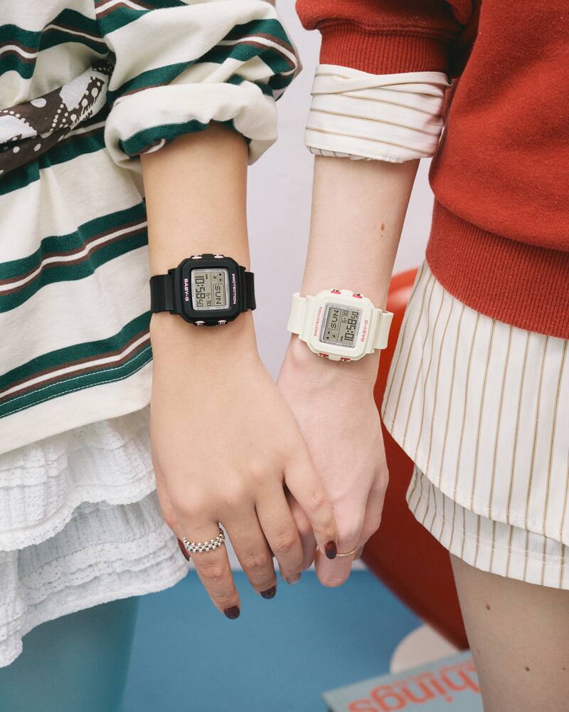 BGD-10KH series 2 models  are on the wrists of two girls.