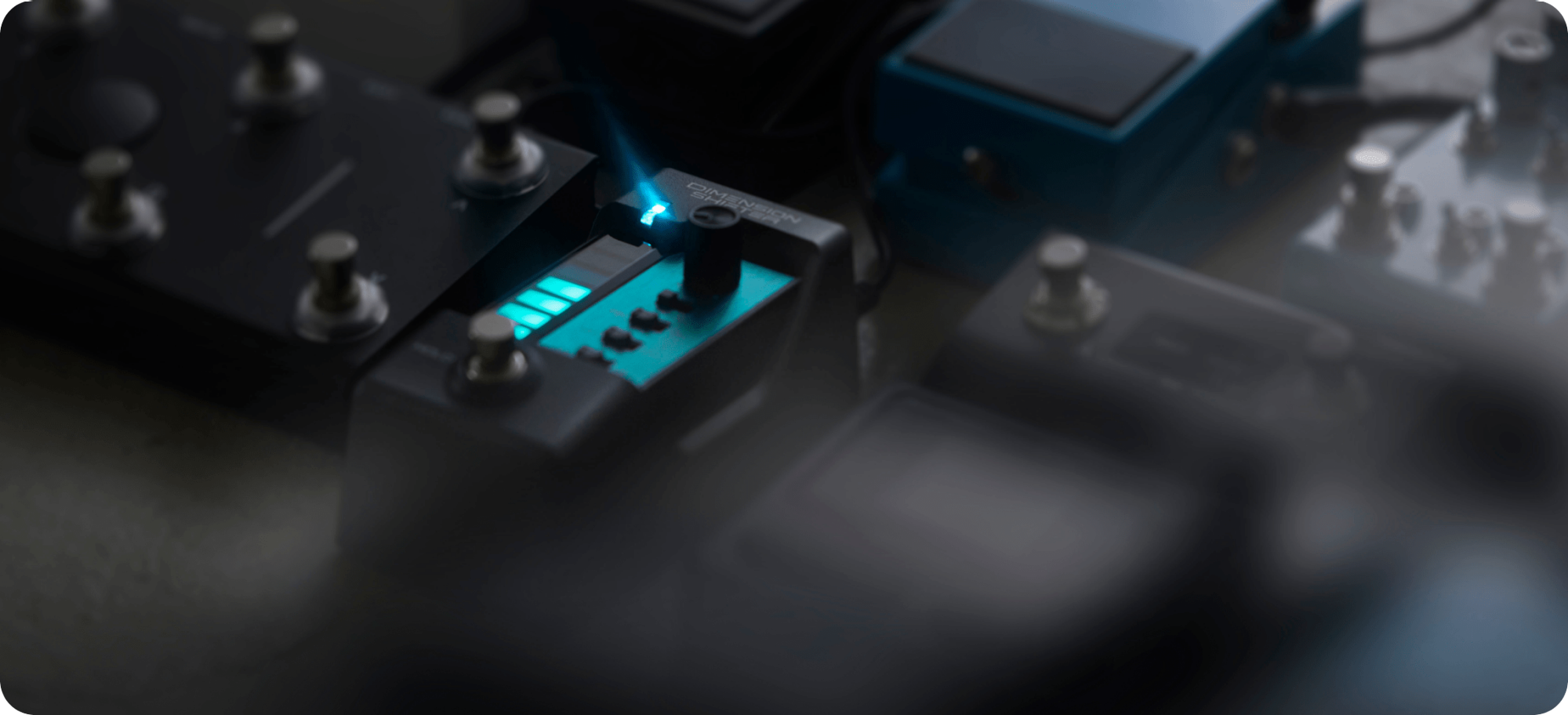 A photo of the DIMENSION SHIFTER connected to effects pedals.