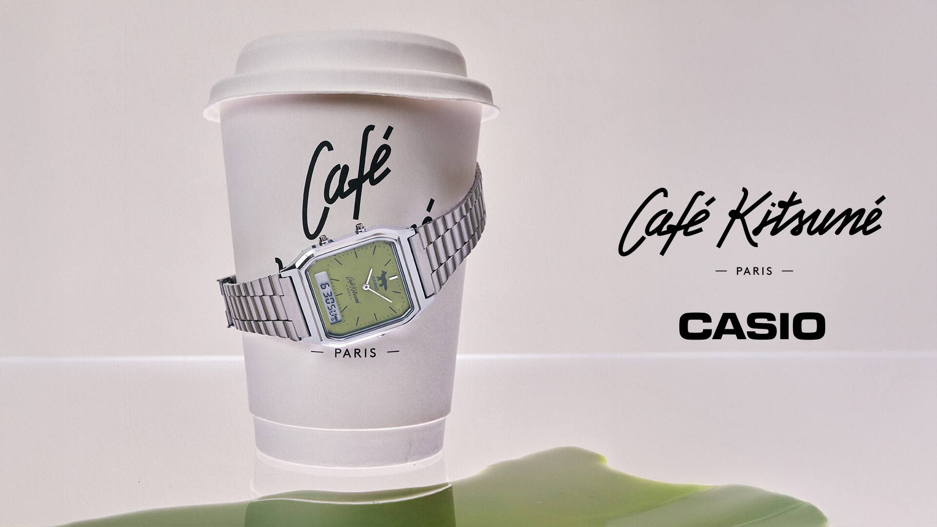 Hình ảnh chính thứ 3 của đồng hồ hợp tác CASIO x Café Kitsuné AQ-230ECK-3A quấn quanh một cốc cà phê giấy