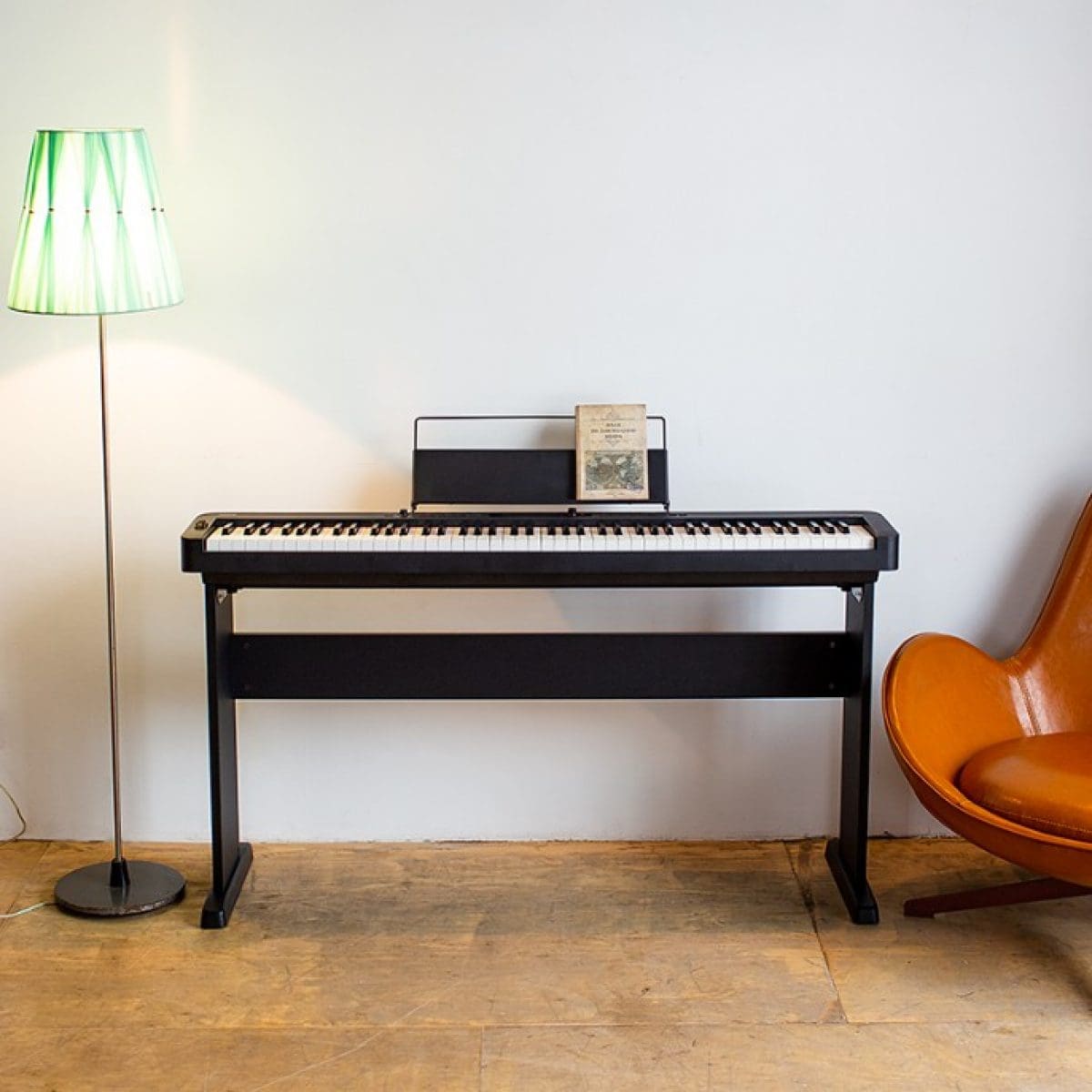 Gesamtansicht CASIO CDP-S100 Compact Digital Piano in Schwarz - Lifestyle-Aufnahme.