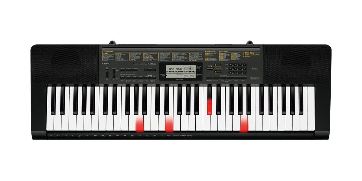 CASIO LK-265 Leuchttasten Keyboard in Schwarz - Lifestyle-Aufnahme im Wohnraum.