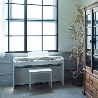Lifestyle-Aufnahme CASIO Digitalpiano Privia PX-870 in Weiß.